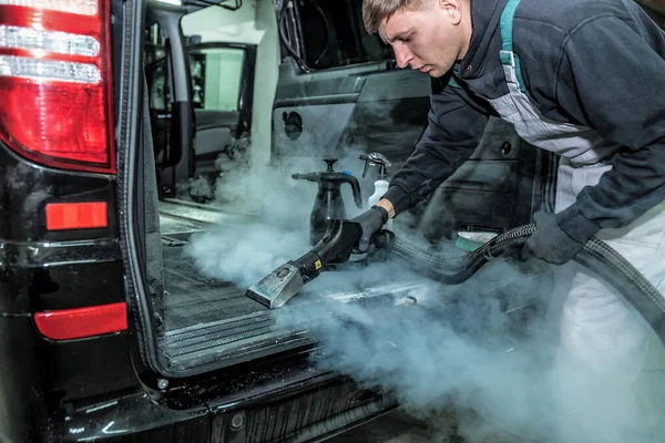 蒸気掃除機を持っている男臭い車のインテリア 蒸気の多くは 化学物質の概念なしできれいに 車の詳細テーマ — ストック写真