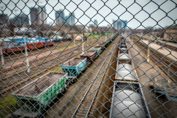 鉄道駅 鋼線フェンスを通って表示します 産業景観 — ストック写真
