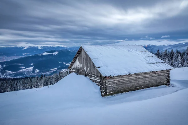Houten Verlaten Hut Hut Winter Karpaten Zonsondergang Onder Bewolkt Besneeuwde — Stockfoto