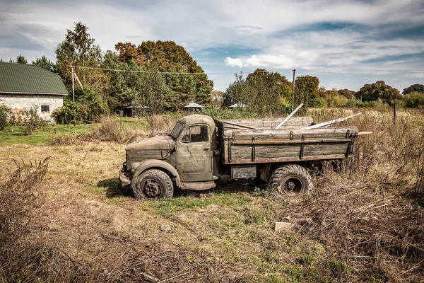 Wrak Starej Zabytkowej Ciężarówki Stojącej Polu — Zdjęcie stockowe