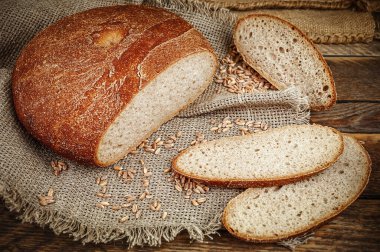 Taze dilimlenmiş çıtır çıtır ekmek ve çuval bezi.