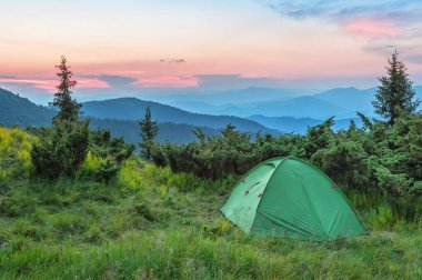 Akşamları Karpat dağlarında turist çadırı. Güzel manzara