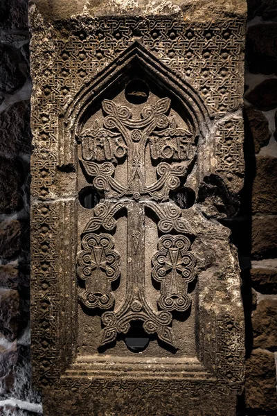 Çapraz süslemeli antik Ermeni mezar taşı