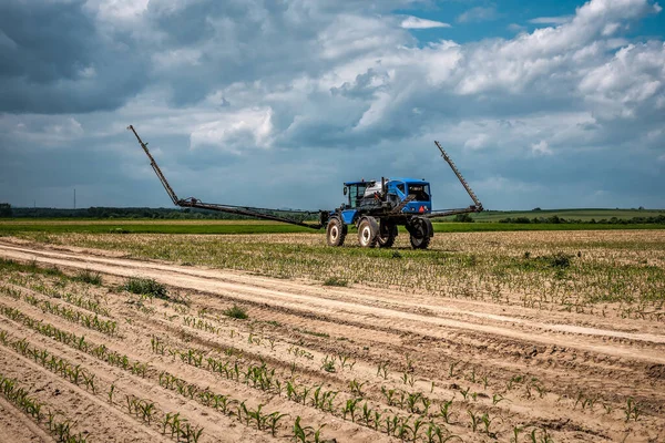 Landbouwsproeimachine Trekker Het Maïsveld — Stockfoto