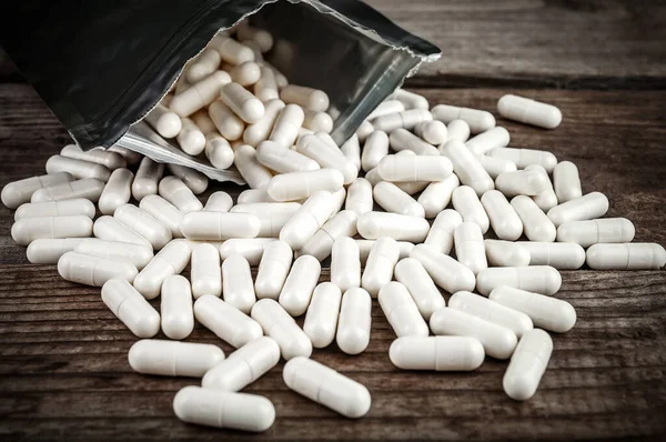 Pílulas Dispersas Aminoácidos Bcaa Lcarnitina Sobre Fundo Madeira — Fotografia de Stock