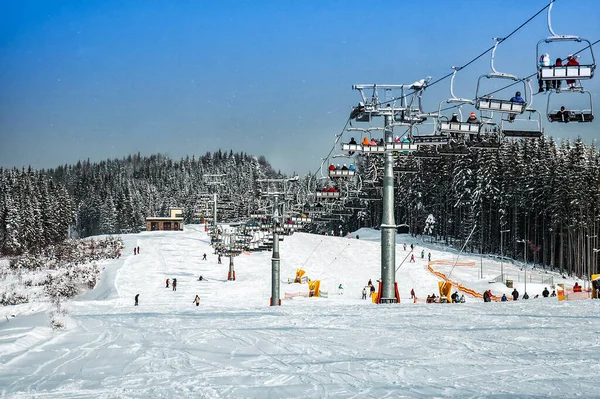 阳光明媚的时候 在雪山滑雪胜地工作的滑雪电梯 — 图库照片