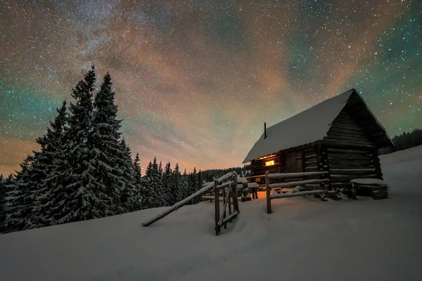 美丽的冬季风景 星空繁茂 山上小木屋里的灯光 — 图库照片