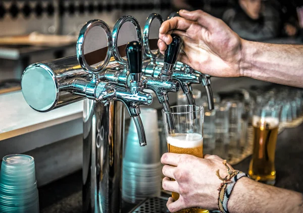 Hand Van Professionele Barman Schenkt Vers Heerlijk Bier Een Glas — Stockfoto