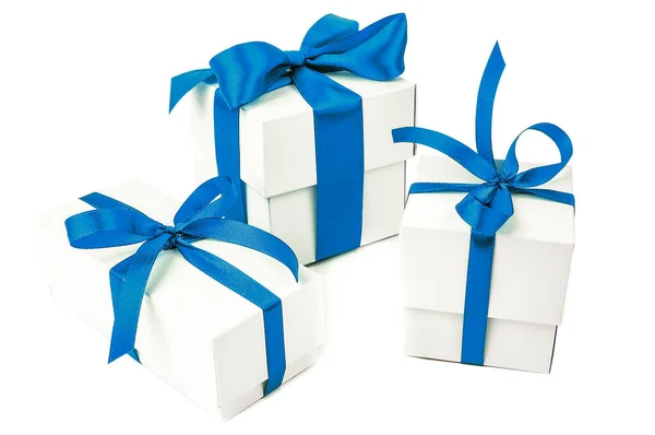 Tres Cajas Regalo Blancas Con Cinta Azul Sobre Fondo Blanco —  Fotos de Stock
