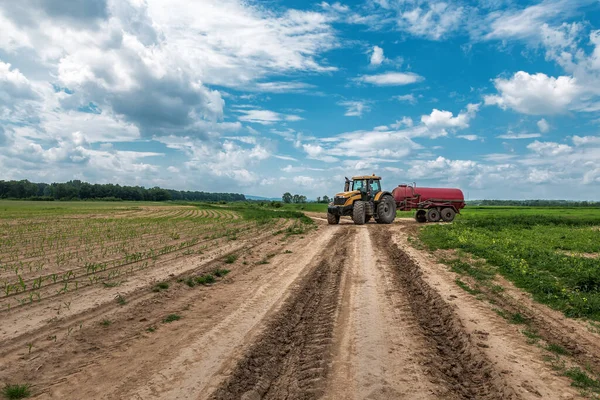 트랙터는 옥수수 제초제통을 농업에 — 스톡 사진