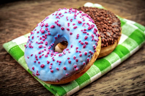 Twee Zoete Heerlijke Donuts Groene Servet — Stockfoto