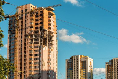 Ukrayna 'nın başkenti Kyiv' de bir Rus roketi tarafından yıkılan bir yerleşim yeri. Ukrayna 'da Savaş