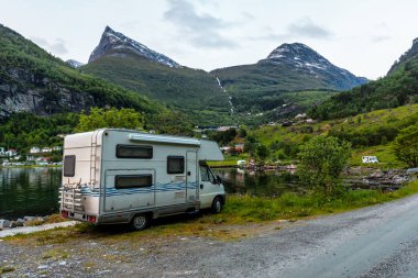 Gün batımından sonra Geirangerfjord sahilinde bir Campervan. Norveç