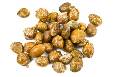 Beyaz arka planda lezzetli kapariler