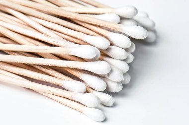 Beyaz arka planda tıbbi pamuk çubukları