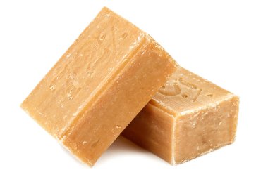 Beyaz arkaplanda iki kahverengi sabun