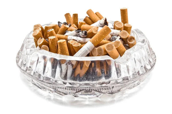 白い背景にタバコの吸い殻でいっぱいのクリスタル汚れた灰皿 — ストック写真