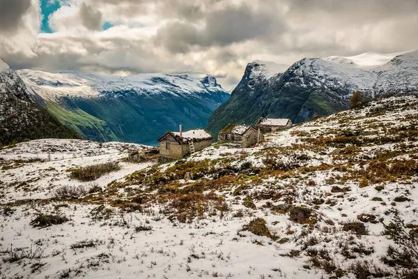 Skandinávské Chatky Zasněžené Hoře Nad Fjordem Norsku — Stock fotografie
