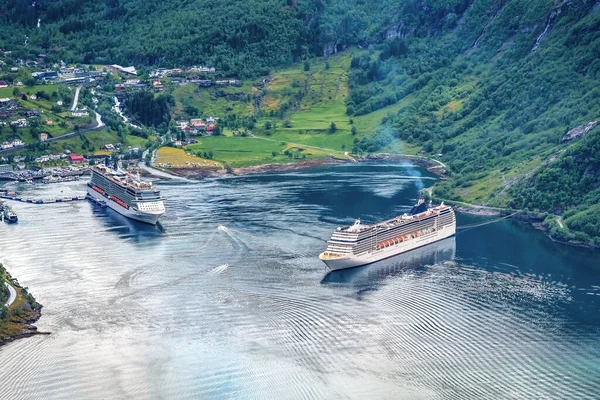 Dwa Statki Wycieczkowe Porcie Fiordu Geiranger Norwegii — Zdjęcie stockowe