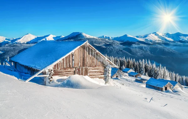 Cabañas Invierno Abandonadas Bajo Cielo Azul Las Montañas Nevadas Los —  Fotos de Stock
