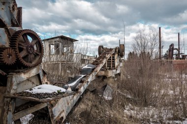 Eski bir taş ocağı. Madencilik ve taş ocağı enkazı. Altına hücum