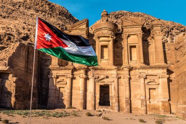 Ürdün bayrağı antik Petra şehrinin harabelerinde bir Ad-Deir tapınağının önünde.
