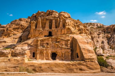 Petra 'daki Obelisk Mezarı. Petra dünyanın yedi yeni harikasından biri olarak kabul ediliyor ve dünya mirası olarak kabul ediliyor. Ürdün