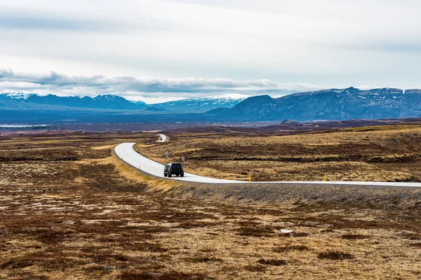 Черный Автомобиль Волнистой Дороге Исландии — стоковое фото