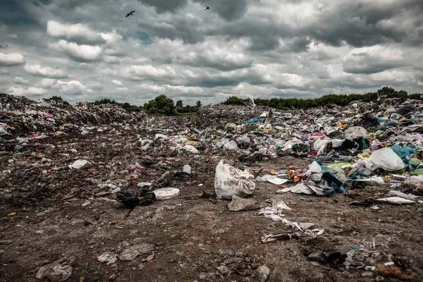 Aterro Ilegal Com Lixo Sob Céu Dramático Nublado — Fotografia de Stock
