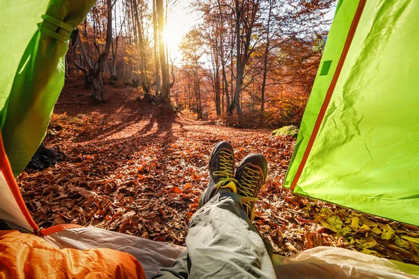 日落时穿着远足鞋在森林里的旅游帐篷里 — 图库照片