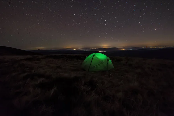 Yıldızların Altındaki Dağlarda Turist Çadırında Işık — Stok fotoğraf