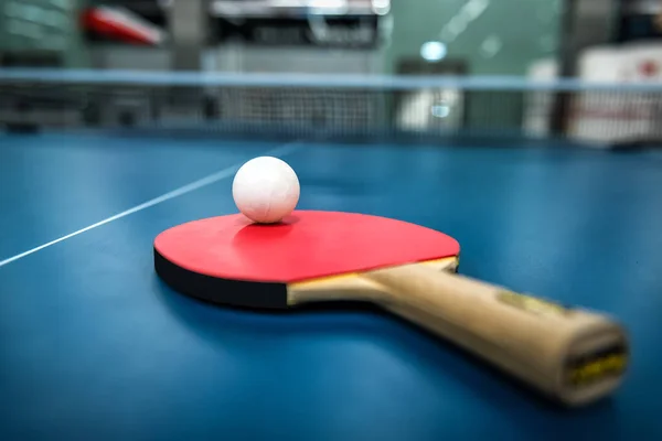 Professionellt Ping Pong Bord Racket Och Boll Sporthall — Stockfoto