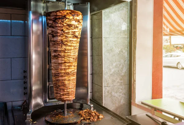 Вращающаяся Слюна Приготовления Традиционной Турецкой Уличной Еды Донер Кебаб Столе — стоковое фото