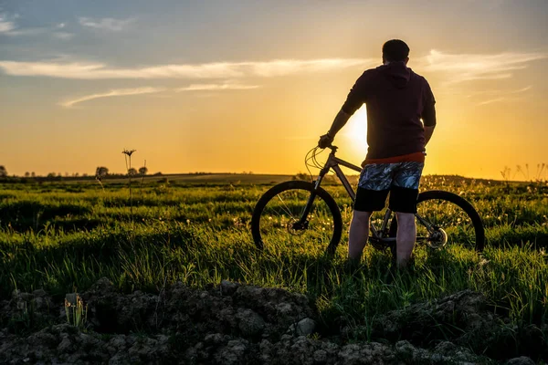 Silhuett Man Med Cykel Vid Solnedgång Eller Soluppgång — Stockfoto
