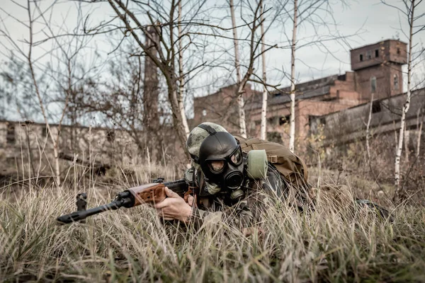 Überlebender Soldat Gasmaske Mit Svd Gewehr Das Der Gefahrenzone Liegt — Stockfoto