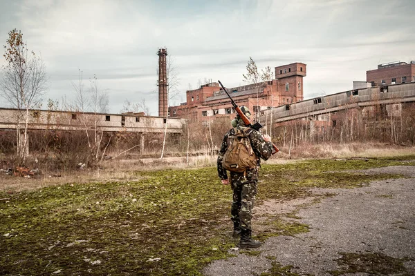 Soldado Sobrevivente Máscara Gás Com Rifle Svd Andando Zona Radioativa — Fotografia de Stock