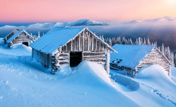 Houten Verlaten Hut Winter Karpaten Bergen Bij Zonsopkomst Zonsondergang — Stockfoto