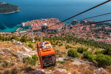 Hırvatistan 'ın güzel bir yaz gününde eski Dubrovnik şehrinde kablo asansör