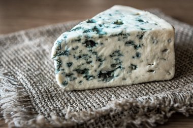 Çuval bezinde küflenmiş peynirin leziz üçgeni