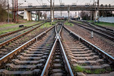 Endüstriyel lojistik ve ulaşım konsepti, tren için demiryolu şalteri. Demiryolu ve şehrin sanayi bölgesi. Ulaşım teması