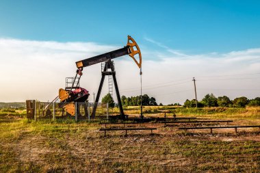 Petrol ve gaz endüstrisi. Petrol pompasında gün batımında çalışıyor. Sanayi teması