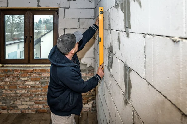 전문적 봉사자 가벽의 높이를 조사한다 — 스톡 사진