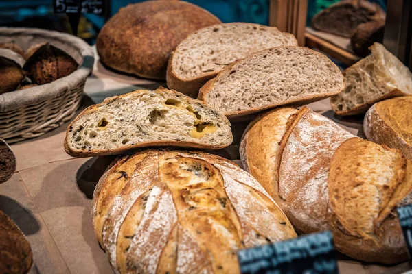 店内で違う種類のおいしいパン — ストック写真