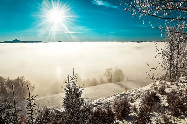 Nebel Und Nebel Einem Skigebiet Sonnenlicht Schöne Landschaft — Stockfoto