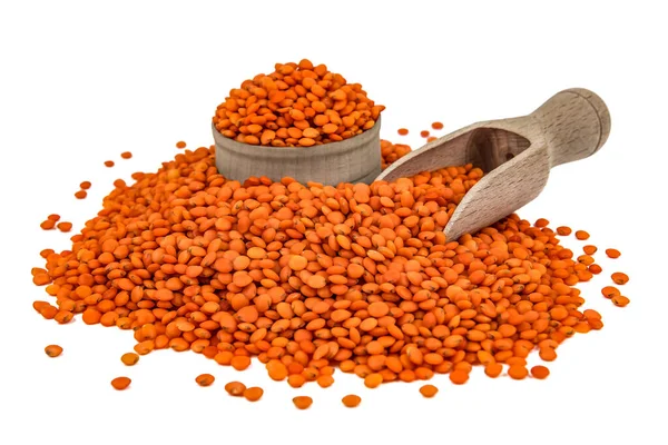 白い背景にスクープと生の赤いレンズ豆のヒープ — ストック写真