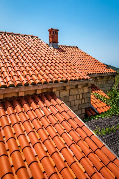 青空の下で赤い屋根瓦のパターン 産業テーマ 地中海式 — ストック写真
