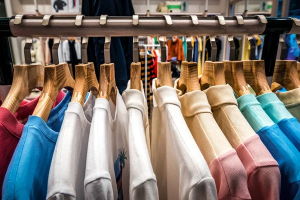 Camisetas Colgadas Perchas Madera Tienda — Foto de Stock