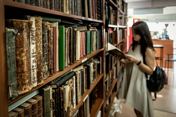 Mujer Vieja Tienda Libros Vintage — Foto de Stock