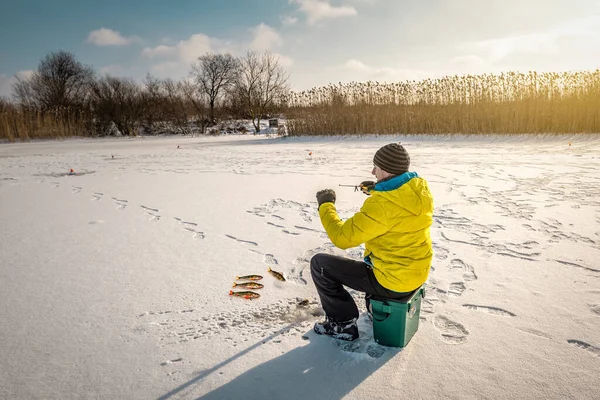 Winter Fishing Man Yellow Jacket Catches Perch Frozen Lake — Stock Photo, Image