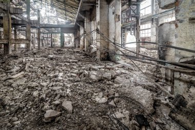 Endüstriyel terk edilmiş iç mekan. Eski fabrikanın kalıntıları. Duvardaki yüksek voltaj kabloları